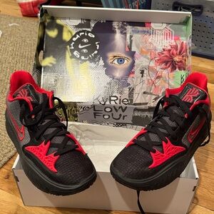 Men’s Kyrie Low IV Nike Black and Red Basketball Sneakers NEVER WORN sz 10.5